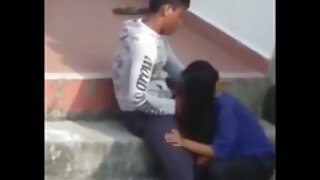 Dando a boca e lambendo uma mulher madura