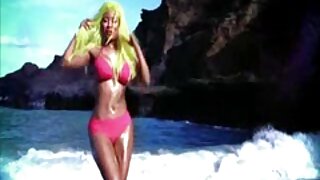 Mulher loira segurando a boca